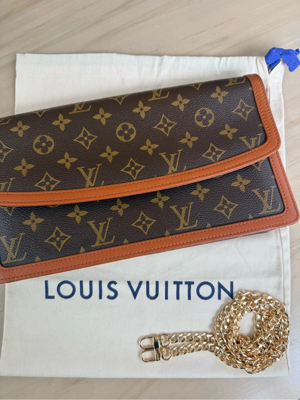 ✨Pristine LOUIS VUITTON Pochette Clutch plus LV Dust Bag, COA and 46” Chain✨
